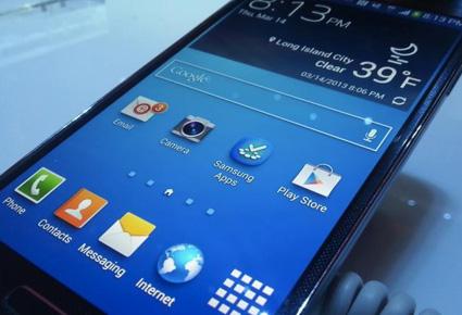 رائد يكشف عن مزايا Galaxy S4 ... فهل يستحقّ الشراء؟